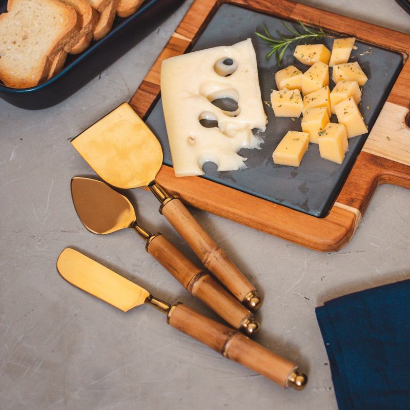 Conjunto-3-Talheres-para-Queijo-de-Aco-Inox-com-Cabo-de-Bambu-Dourado-Wolff
