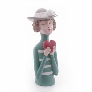Figura Decorativa Boneca com Coração de Resina 9,5cm x 23cm - Wolff
