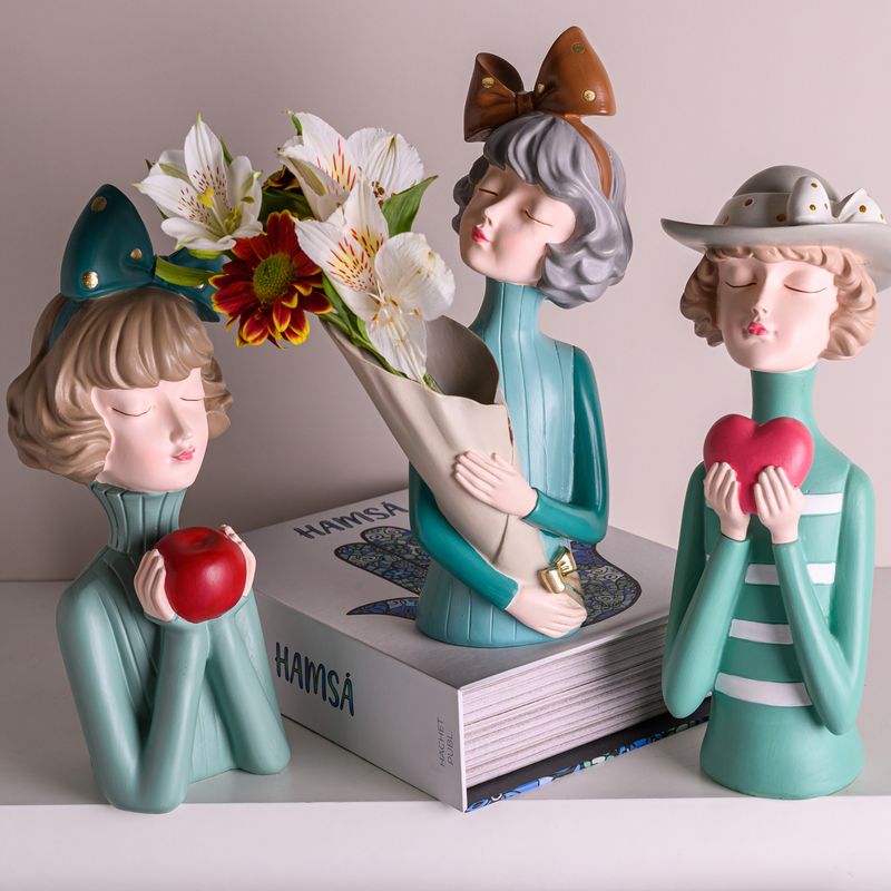 Figura-Decorativa-Boneca-com-Maca-de-Resina-135cm-x-125cm-335cm-Wolff
