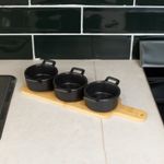 Conjunto-Bandeja-de-Bambu-com-3-Petisqueiras-Redondas-de-Porcelana-Preta-285cm-x-10cm-x-5cm-Wolff