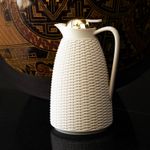 Garrafa-Termica-de-Plastico-Bege-com-Tampa-Dourada-New-Rattan-1L-Wolff