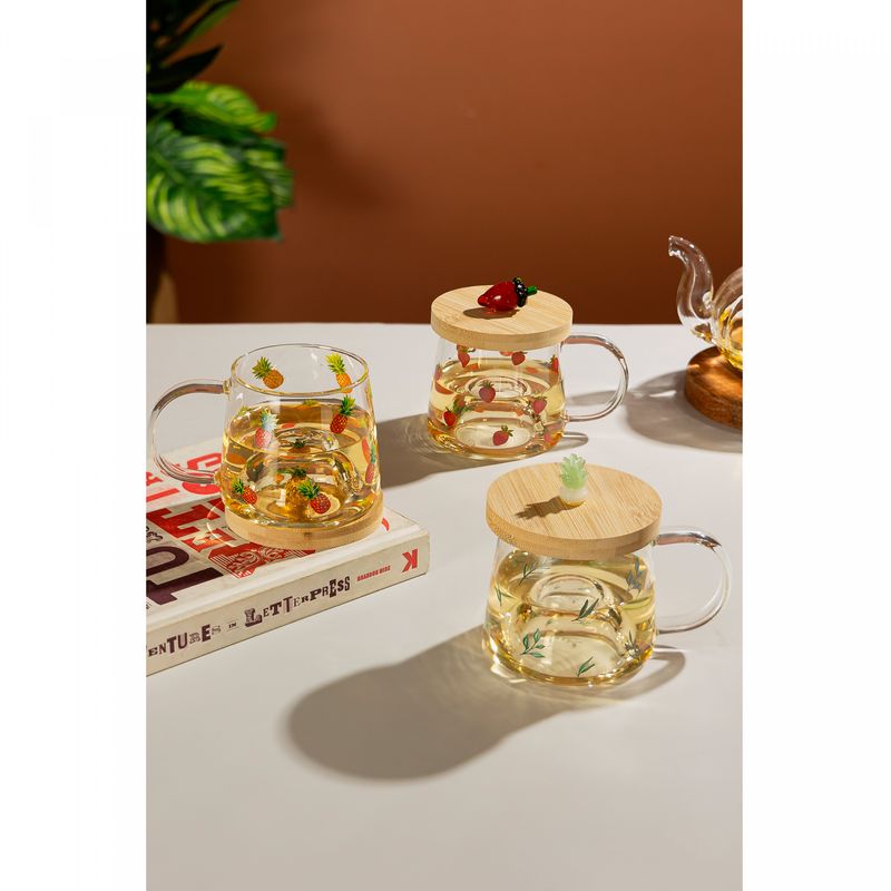 Caneca-de-Vidro-Borossilicato-Resistente-ao-Calor-com-Pires-de-Bambu-Morango-330ml-Lyor