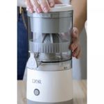 Espremedor-de-Frutas-Portatil-de-Plastico-com-Entrada-USB-Cinza-Lyor