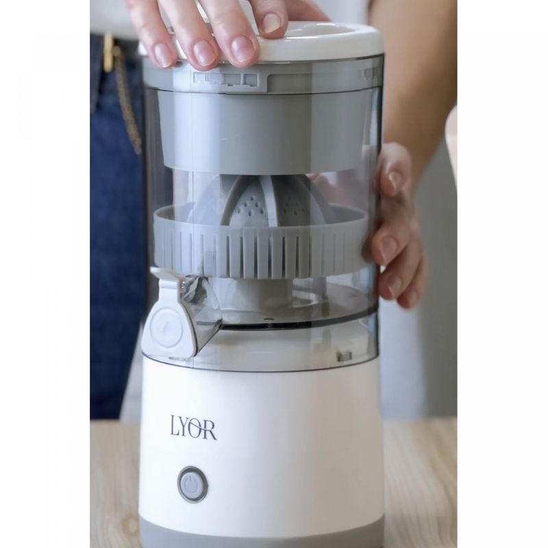 Espremedor-de-Frutas-Portatil-de-Plastico-com-Entrada-USB-Cinza-Lyor