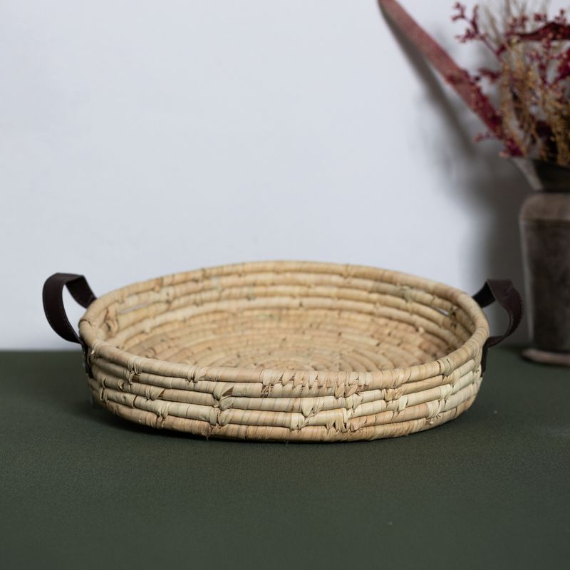 Bandeja-Redonda-Decorativa-de-Fibra-Natural-e-Alca-em-Couro-Braid-Lyor