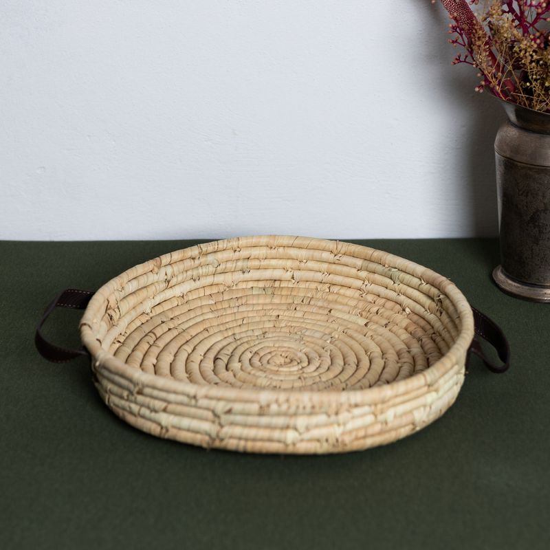 Bandeja-Redonda-Decorativa-de-Fibra-Natural-e-Alca-em-Couro-Braid-Lyor