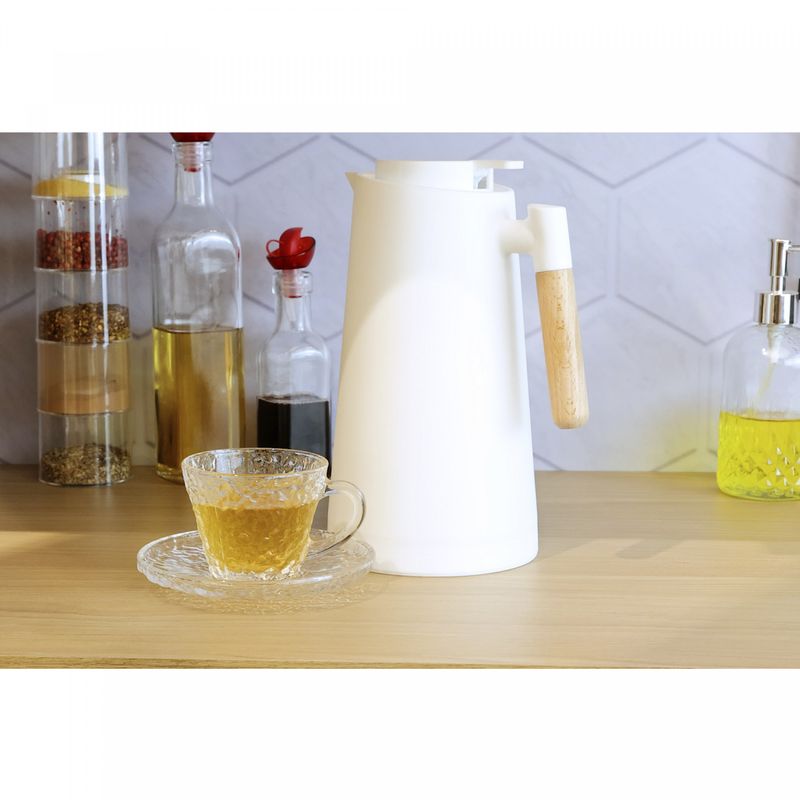 Garrafa-Termica-de-Plastico-com-Cabo-de-Madeira-Escandinavia-Branca-1L-Lyor
