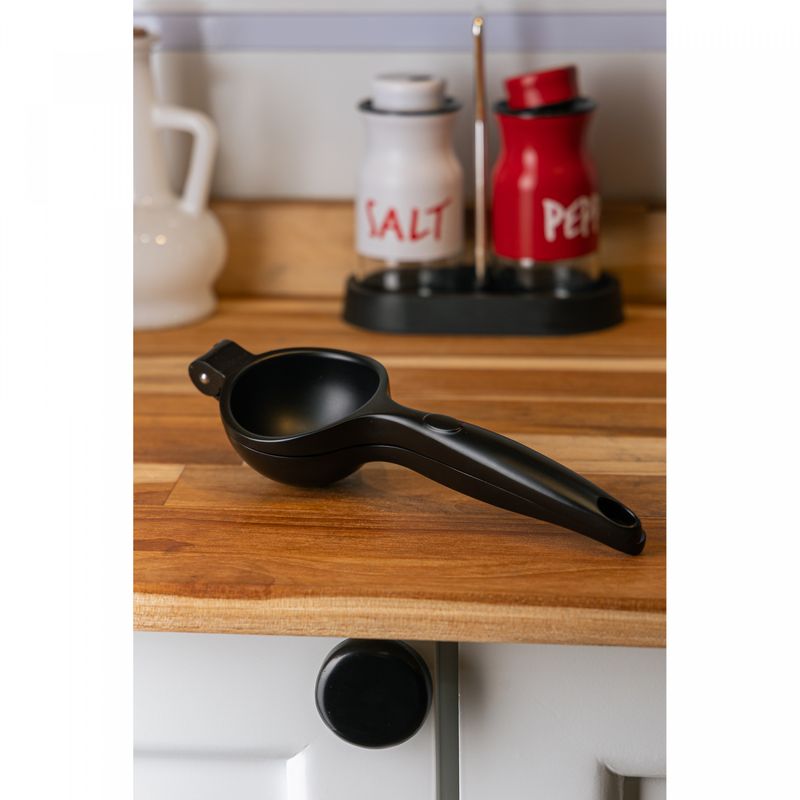 Espremedor-de-Limao-com-Cabo-Antiderrapante-Chef-Pro-22cm-Preto-Liga-de-Zinco-Wolff