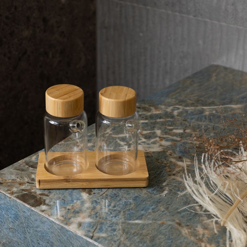 Conjunto-2-Galheteiros-de-Vidro-Borossilicato-com-Tampa-e-Suporte-de-Bambu-170ml-Wolff
