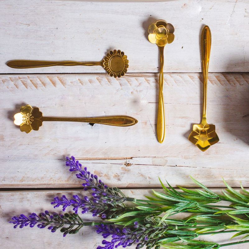 Conjunto-4-Colheres-de-Cha-de-Aco-Inox-Flores-Dourado-Wolff