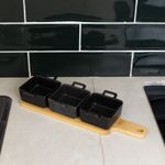 Conjunto-Bandeja-de-Bambu-com-3-Petisqueiras-Quadradas-de-Porcelana-Preta-285cm-x-10cm-x-5cm-Wolff