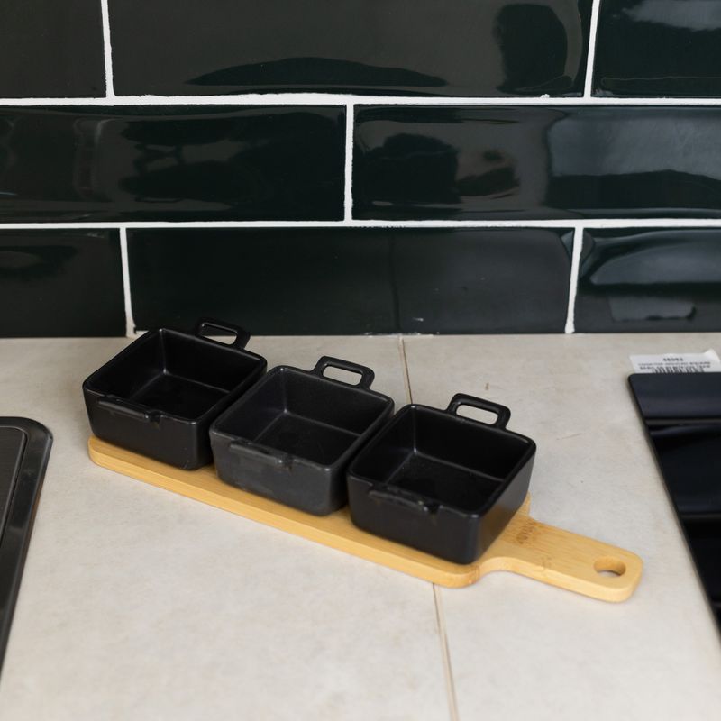 Conjunto-Bandeja-de-Bambu-com-3-Petisqueiras-Quadradas-de-Porcelana-Preta-285cm-x-10cm-x-5cm-Wolff