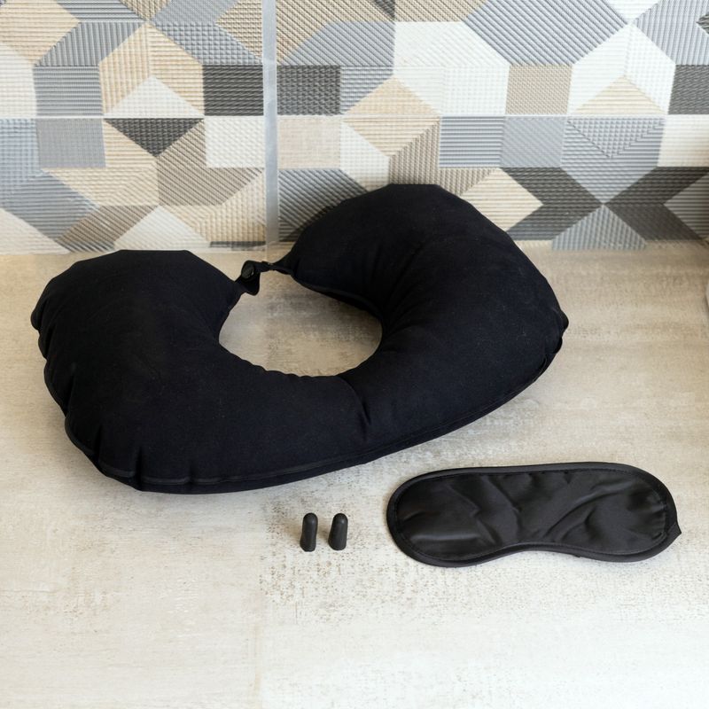 Kit-Viagem-com-Travesseiro-Inflavel-de-Poliuretano-Plug-para-Ouvidos-e-Mascara-de-Poliester-Preto-
