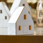 Casa-Refugio-de-Luz-7cm-x-6cm-x-9cm-Ceramica-Wolff