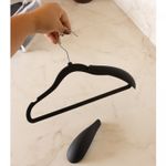 Conjunto-2-Ombreiras-de-Plastico-Emborrachado-para-Cabide-Preto-145cm-x-35cm-x-45cm-Lyor