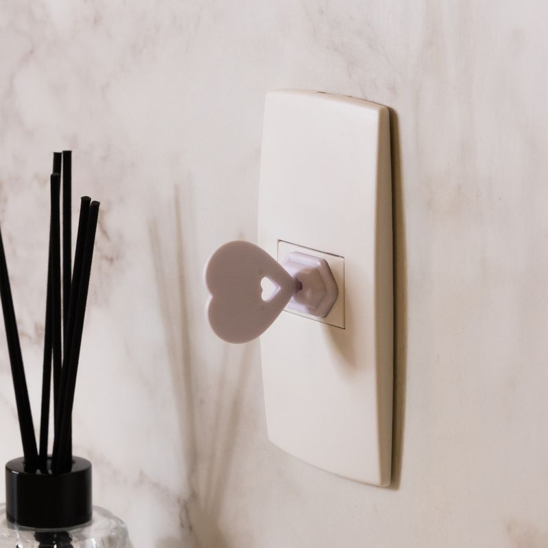 Conjunto-8-Protetores-para-Tomada-com-2-Chaves-3cm-x-2cm-x-15cm-Branco-Plastico-Lyor